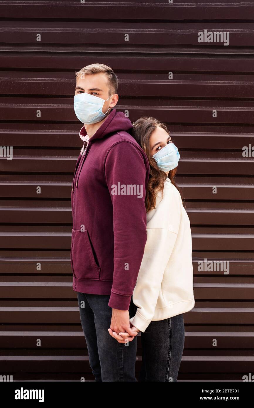 couple dans le masque facial pendant l'épidémie de virus. Pandémie de coronavirus. Banque D'Images