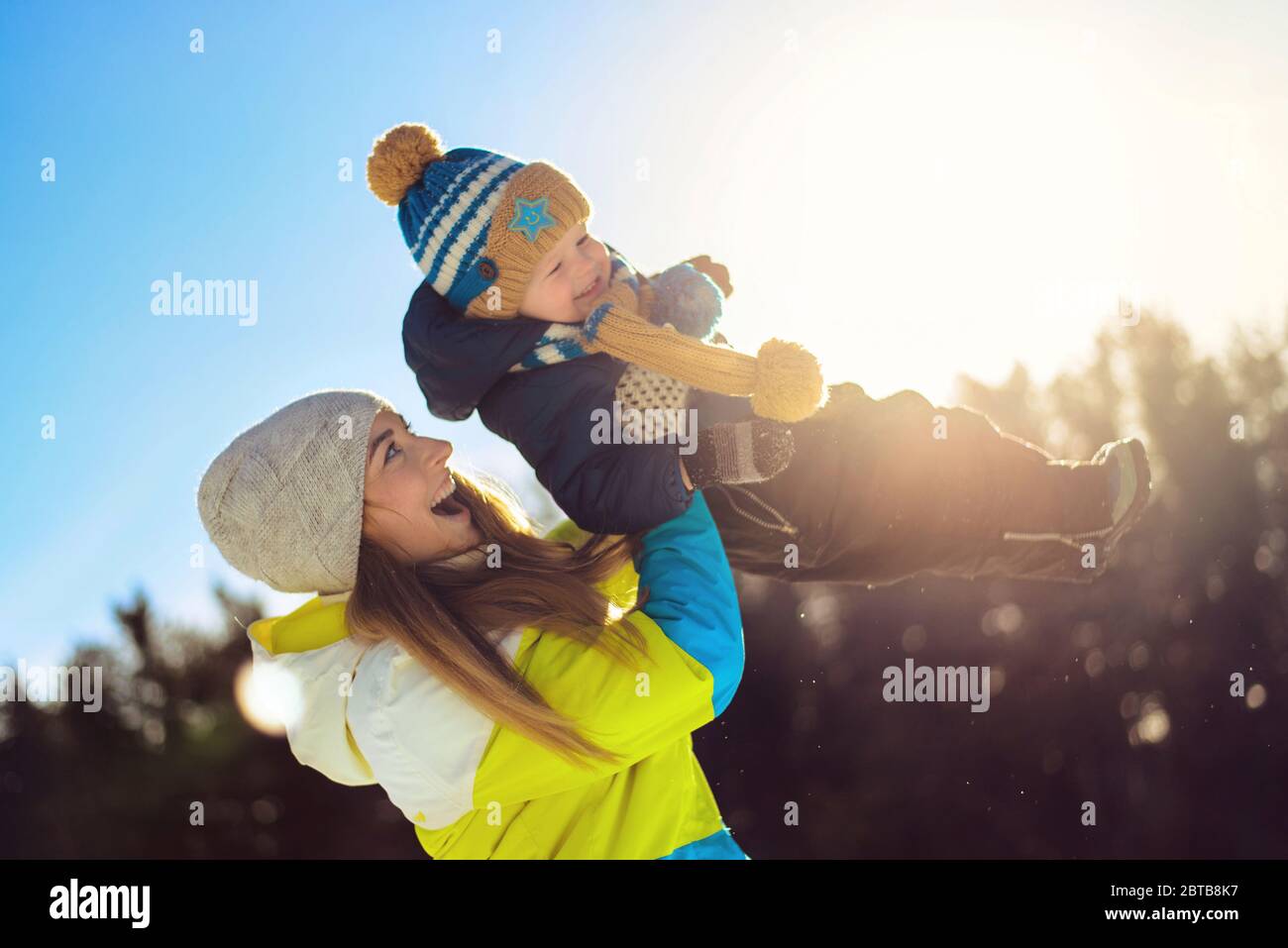En vacances d'hiver maman avec un enfant Banque D'Images