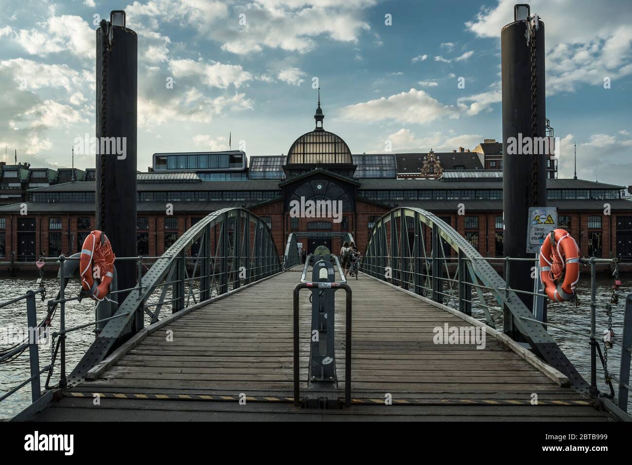 Salle de vente aux enchères de poissons dans le port de Hambourg. Banque D'Images