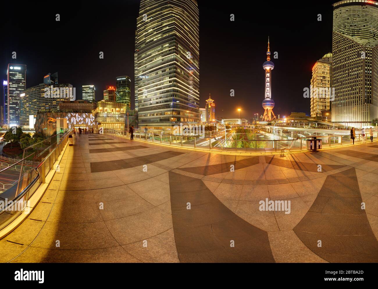 SHANGHAI, CHINE - 21 avril 2015 : 360 degrés skyline de centre financier de Pudong de nuit. Passerelle piétonne aérienne, à Lujiazui. La partie gauche,peut être co Banque D'Images