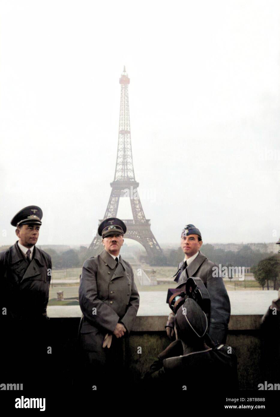 1940 , 23 juin, Paris , FRANCE : Le dictateur allemand de Fuhrer ADOLF HITLER ( 1889 - 1945 ) avec l'architecte ALBERT SPEER ( 1905 - 1981 ) (à gauche) et le sculpteur ARNO BRECKER ( 1900 - 1991 ) au Trocadéro à Paris , en arrière-plan la tour Eiffel . Propagande photo par le photographe personnel d'Hitler Heinrich Hoffmann . COLORISÉ NUMÉRIQUEMENT . - SECONDE GUERRE MONDIALE - NAZI - NAZIST - NAZAÏSME - NAZISTA - NAZISMO - SECONDA GUERRA MONDIALE - DITTATORE - POLITICA - POLICO - PARIGI - ARCHITETTO - ARCHITETURA - ARCHITECTURE --- ARCHIVIO GBB Banque D'Images