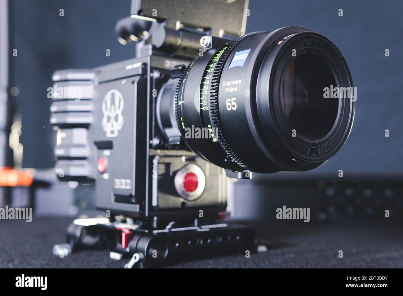 Kiev, Ukraine - 04.17.2020: Studio de tournage de caméra vidéo professionnelle 5k rouge DSMC2 avec objectif, gros plan. Équipement professionnel pour le cinéaste, Mo Banque D'Images