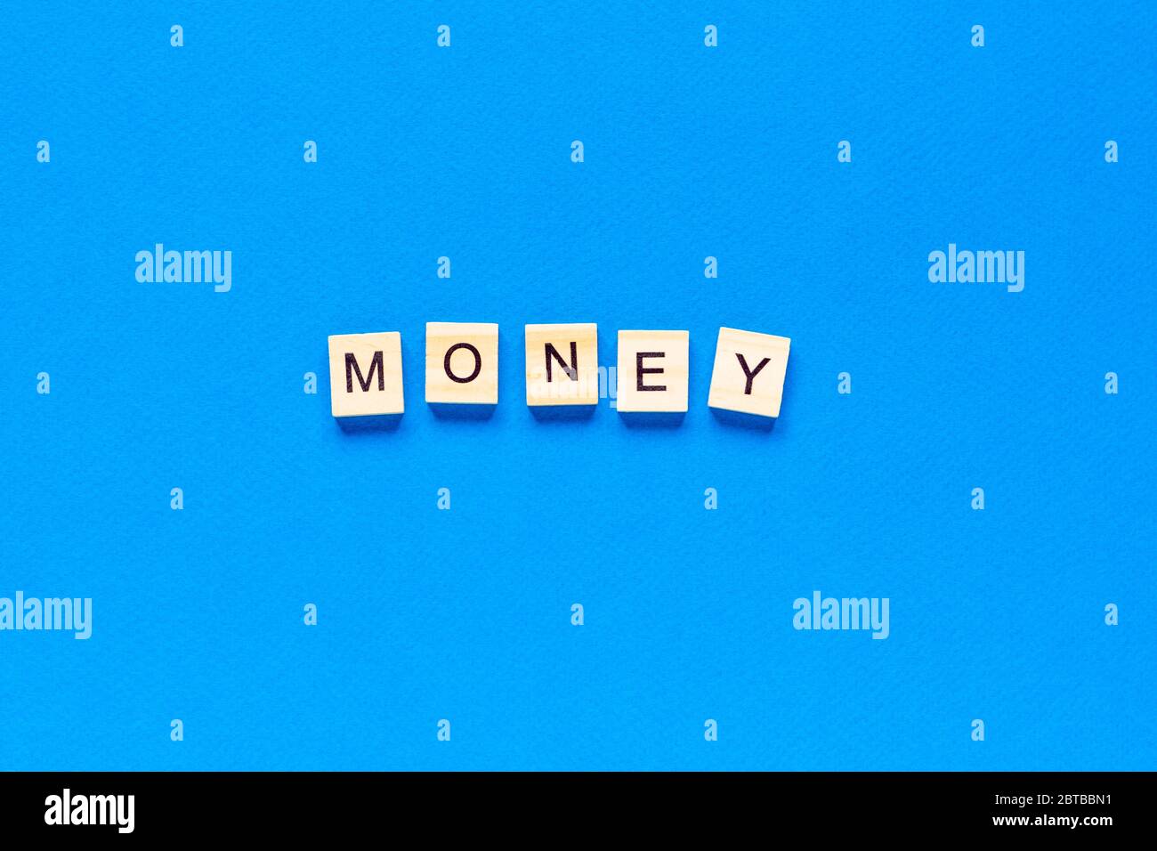 lettrage d'argent en lettres de bois sur fond bleu, plan d'agencement, vue de dessus, couleur bleue classique Banque D'Images
