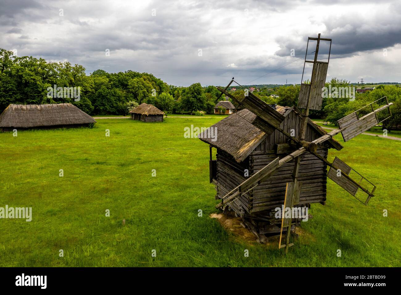 Moulin à vent traditionnel ukrainien dans le musée de l'architecture nationale de Pirogovo Banque D'Images