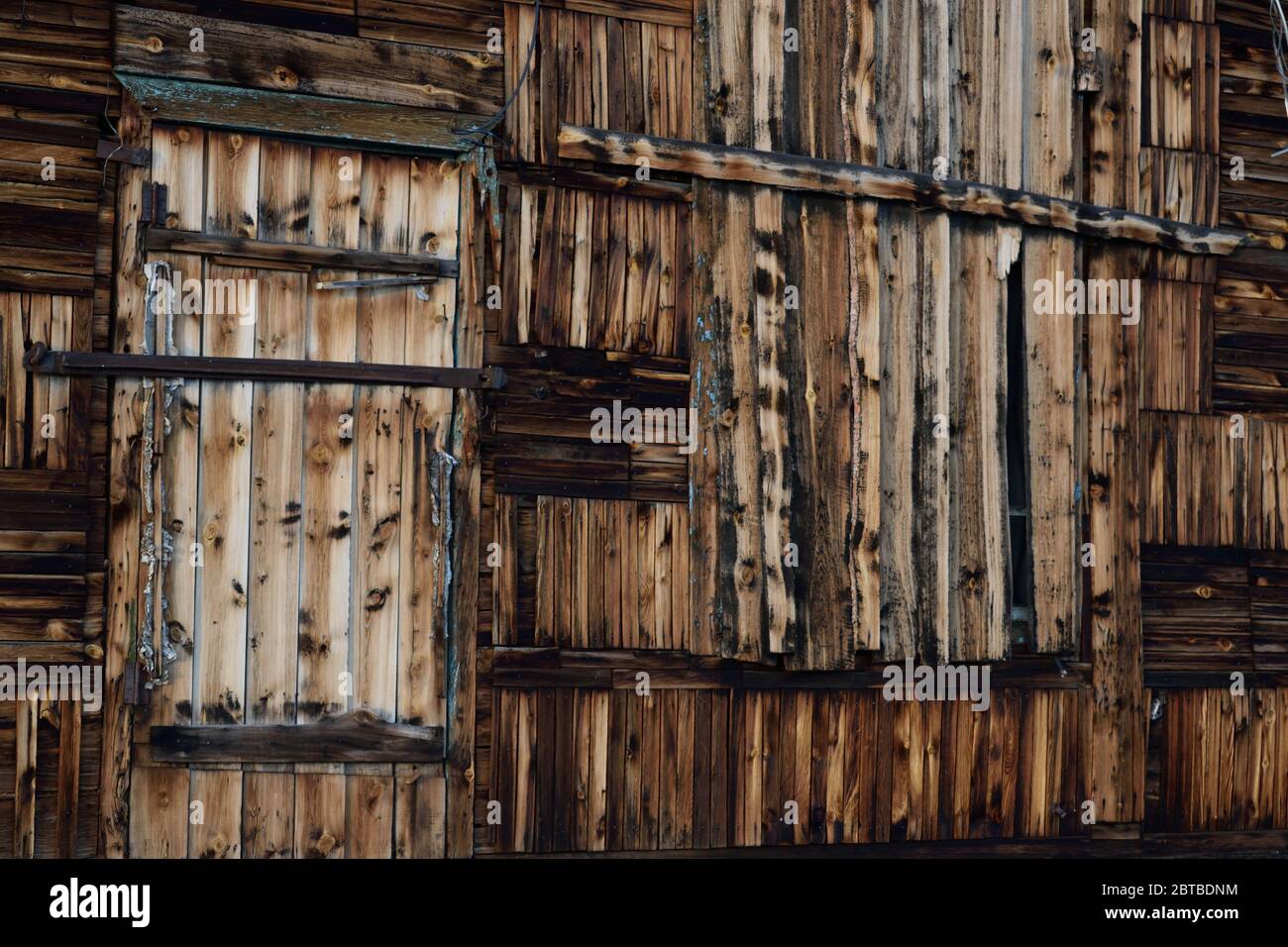 Gros plan de la porte et des fenêtres de la fabrique de poissons abandonnée sur l'île d'Olkhon, lac Baikal, Russie Banque D'Images