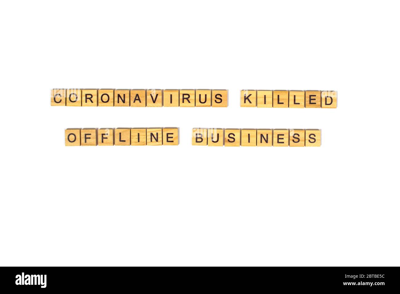 Coronavirus tué hors ligne affaires - inscription écrite avec des lettres noires sur des blocs de bois. Mots isolés sur blanc. Après Covid-19 mise en quarantaine cris Banque D'Images