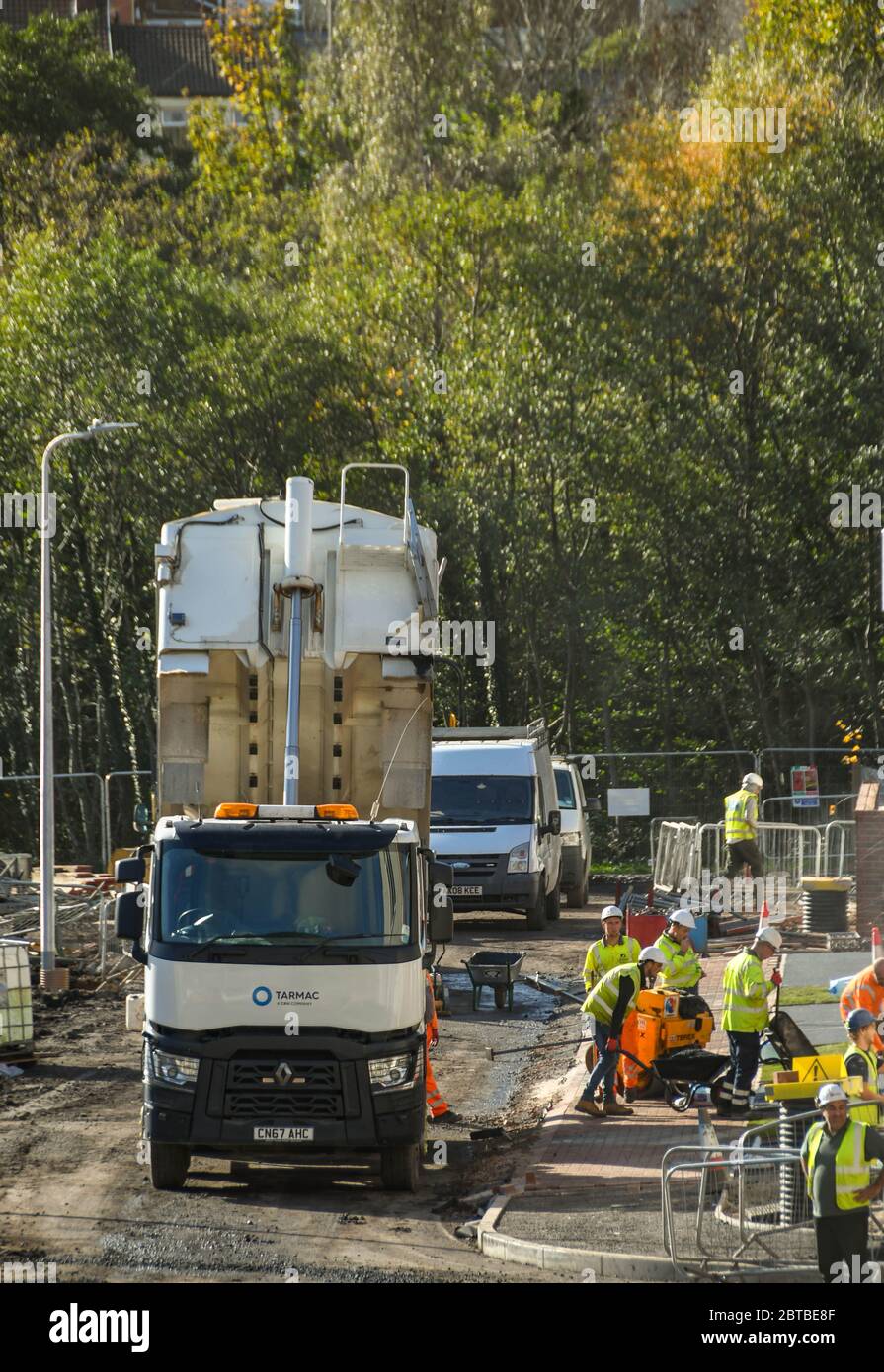 CENDRES DE MONTAGNE, PAYS DE GALLES DU SUD - OCTOBRE 2018 : camion livrant du tarmac sur le site d'un nouveau développement de logements à la cendre de montagne, dans le sud du pays de Galles. Banque D'Images CENDRES DE MONTAGNE, PAYS DE GALLES DU SUD - OCTOBRE 2018 : camion livrant du tarmac sur le site d'un nouveau développement de logements à la cendre de montagne, dans le sud du pays de Galles. Banque D'Images