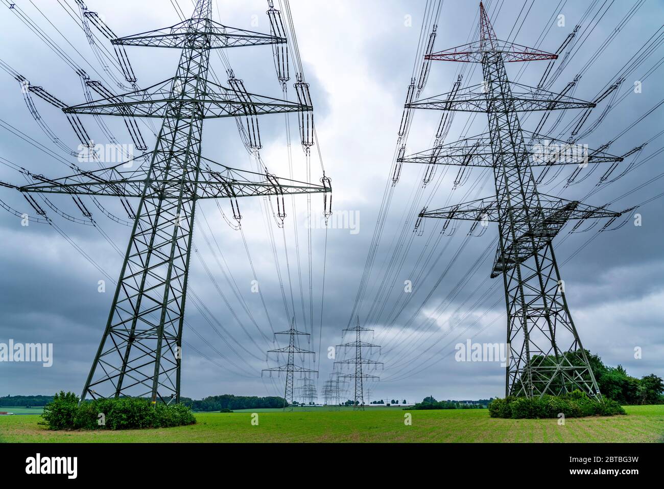 Lignes électriques, réseau électrique à très haute tension, 380 kilovolt, transporte l'électricité produite dans les grandes centrales électriques vers les régions, vers une statio de transformateur Banque D'Images