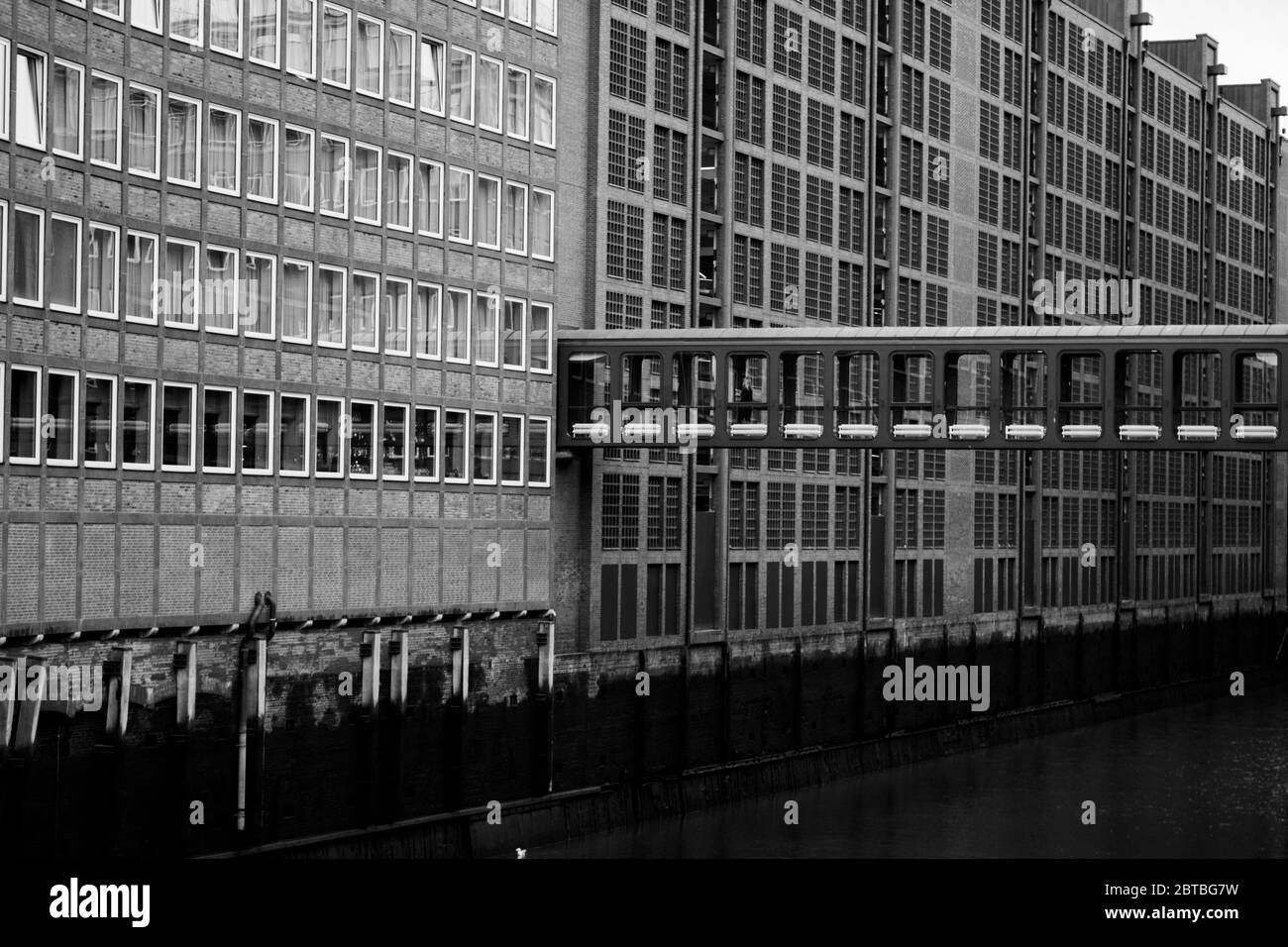 Speicherstadt, dans le paysage urbain de Hambourg, avec une rivière en noir et blanc Banque D'Images