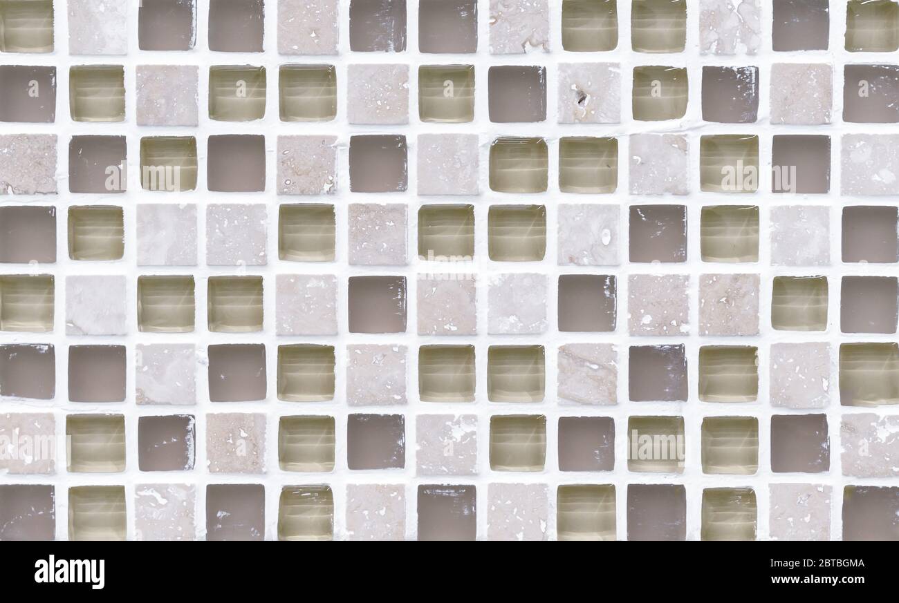 Carrelage en mosaïque de céramique avec des carrés beige et gris pour le design de la cuisine, salle de bains ou piscine. Banque D'Images