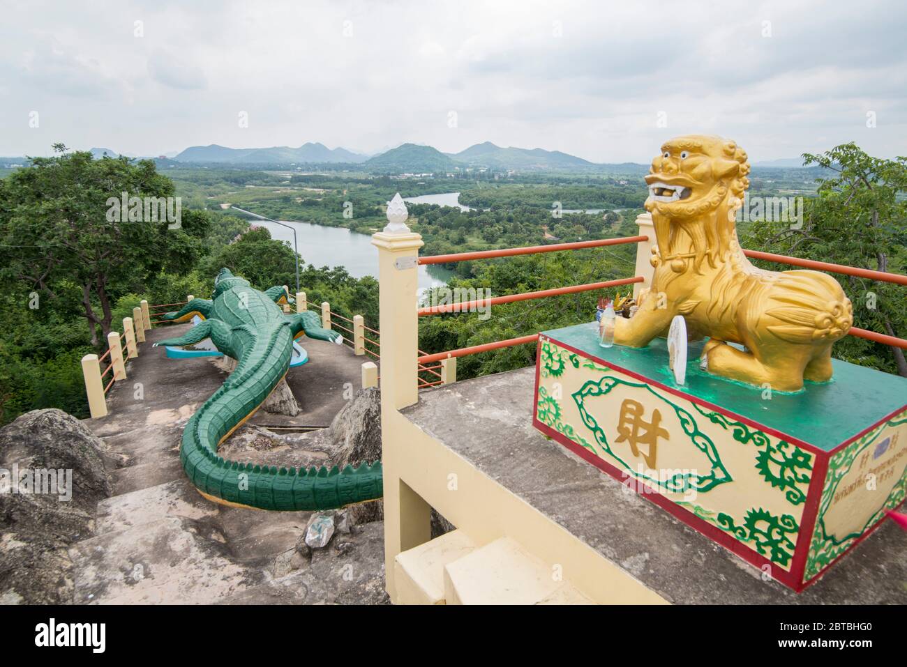 Le Temple Crocodile ou le Temple Chao Mae Tubtim Thong près de la ville de Pranburi sur le Golf de Thaïlande au sud de la ville de Hua Hin en Thaïlande. TAILA Banque D'Images