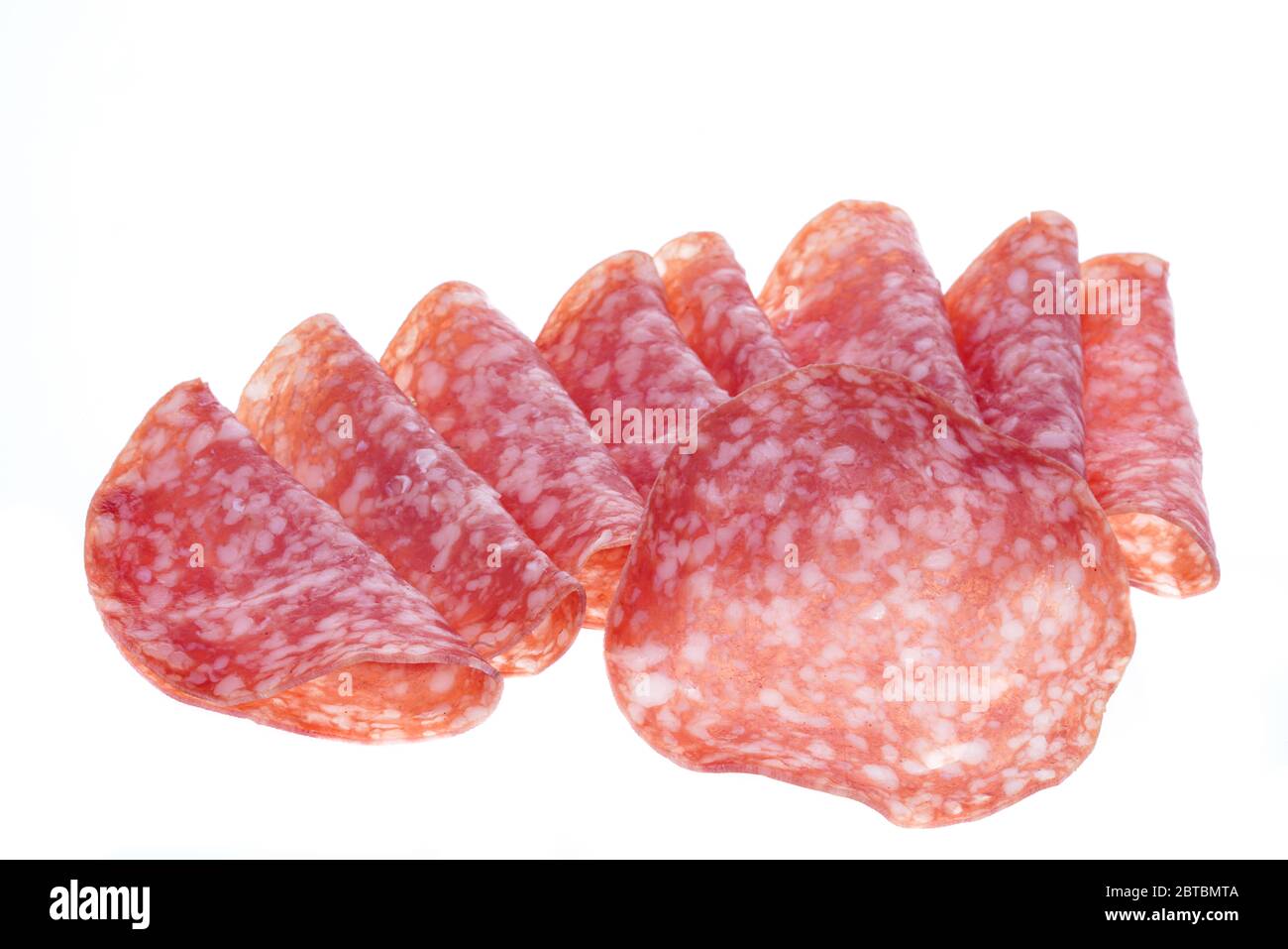 Tranches de salami - fond blanc Banque D'Images