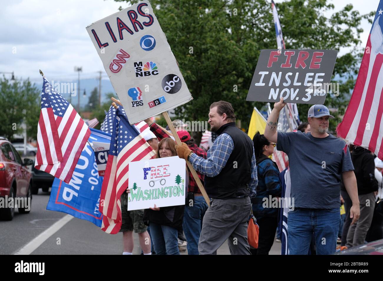 Vancouver, États-Unis. 23 mai 2020. Des manifestants qui ont des signes contre les réseaux de médias traditionnels et le gouverneur Inglee se rassemblent pour soutenir le Hugga Mug Diner qui a rouvert aujourd'hui à Vancouver, Washington, le 23 mai 2020. L'ouverture constitue une violation directe des ordonnances du gouverneur Jay Inglee pour que les activités non essentielles restent fermées à ce moment. (Photo par Alex Milan Tracy/Sipa USA) crédit: SIPA USA/Alay Live News Banque D'Images