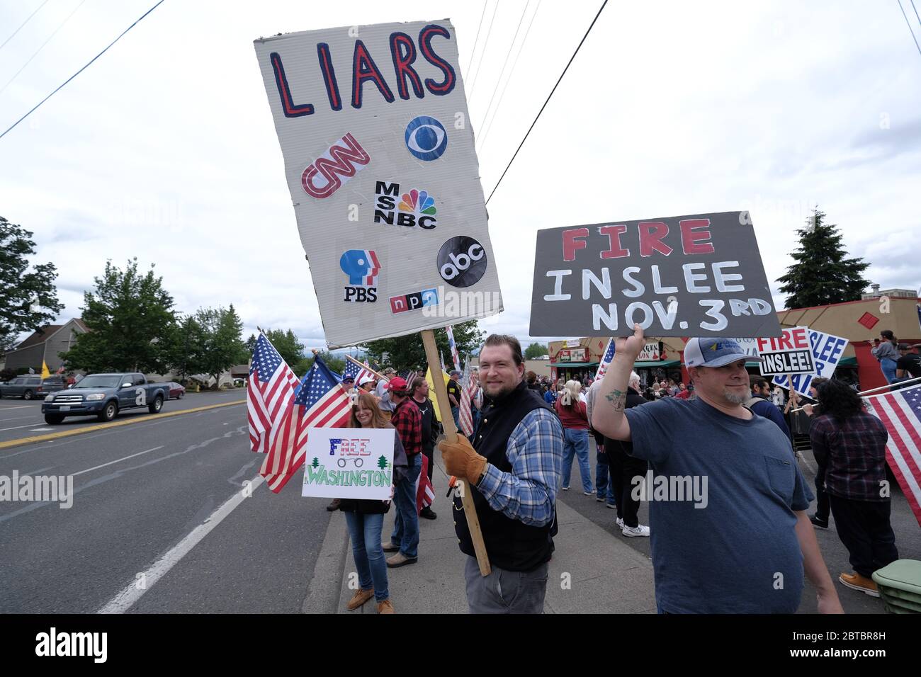 Vancouver, États-Unis. 23 mai 2020. Des manifestants qui ont des signes contre les réseaux de médias traditionnels et le gouverneur Inglee se rassemblent pour soutenir le Hugga Mug Diner qui a rouvert aujourd'hui à Vancouver, Washington, le 23 mai 2020. L'ouverture constitue une violation directe des ordonnances du gouverneur Jay Inglee pour que les activités non essentielles restent fermées à ce moment. (Photo par Alex Milan Tracy/Sipa USA) crédit: SIPA USA/Alay Live News Banque D'Images