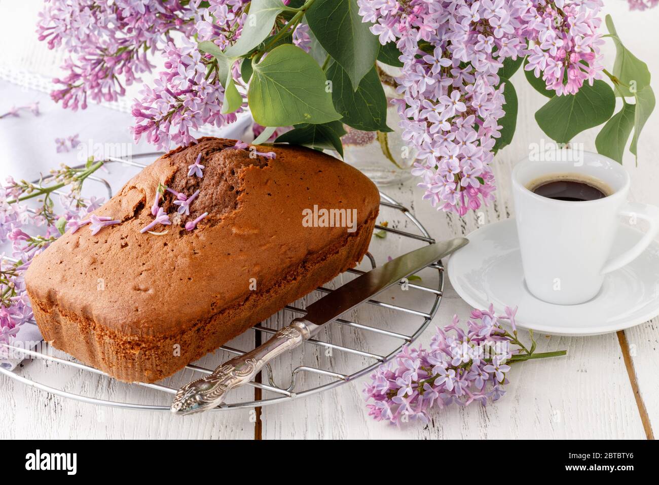 Gateau Au Chocolat Classique Pour Le Petit Dejeuner A Table Photo Stock Alamy
