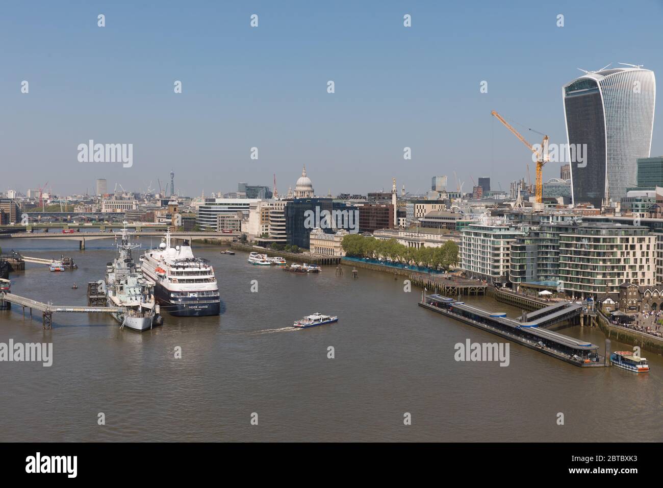 Croisière à quai à côté du HMS Belfast, London Bridge (MBNA est l'ancien sponsor de Thames Clippers) Banque D'Images