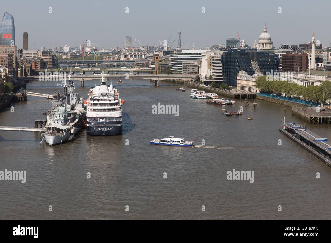 Croisière à quai à côté du HMS Belfast, London Bridge (MBNA est l'ancien sponsor de Thames Clippers) Banque D'Images