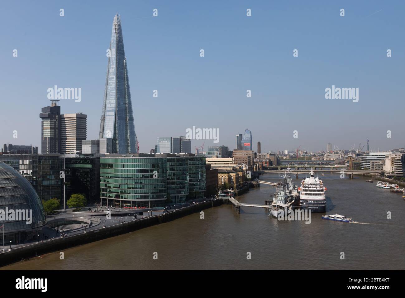 Service de bateau sur la rivière près du pont de Londres (MBNA est l'ancien sponsor de Thames Clippers) Banque D'Images