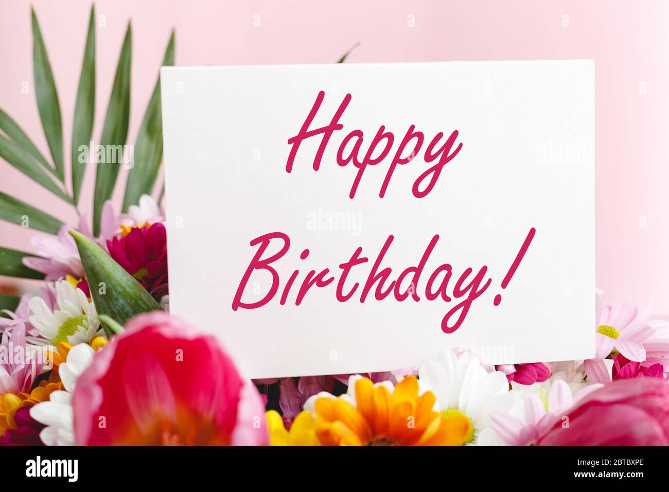 Joyeux Anniversaire Texte Sur Carte En Bouquet De Fleurs Sur Fond Rose Livraison De Fleurs Carte De Felicitations Carte De Vœux A Tulips Paquerettes Photo Stock Alamy