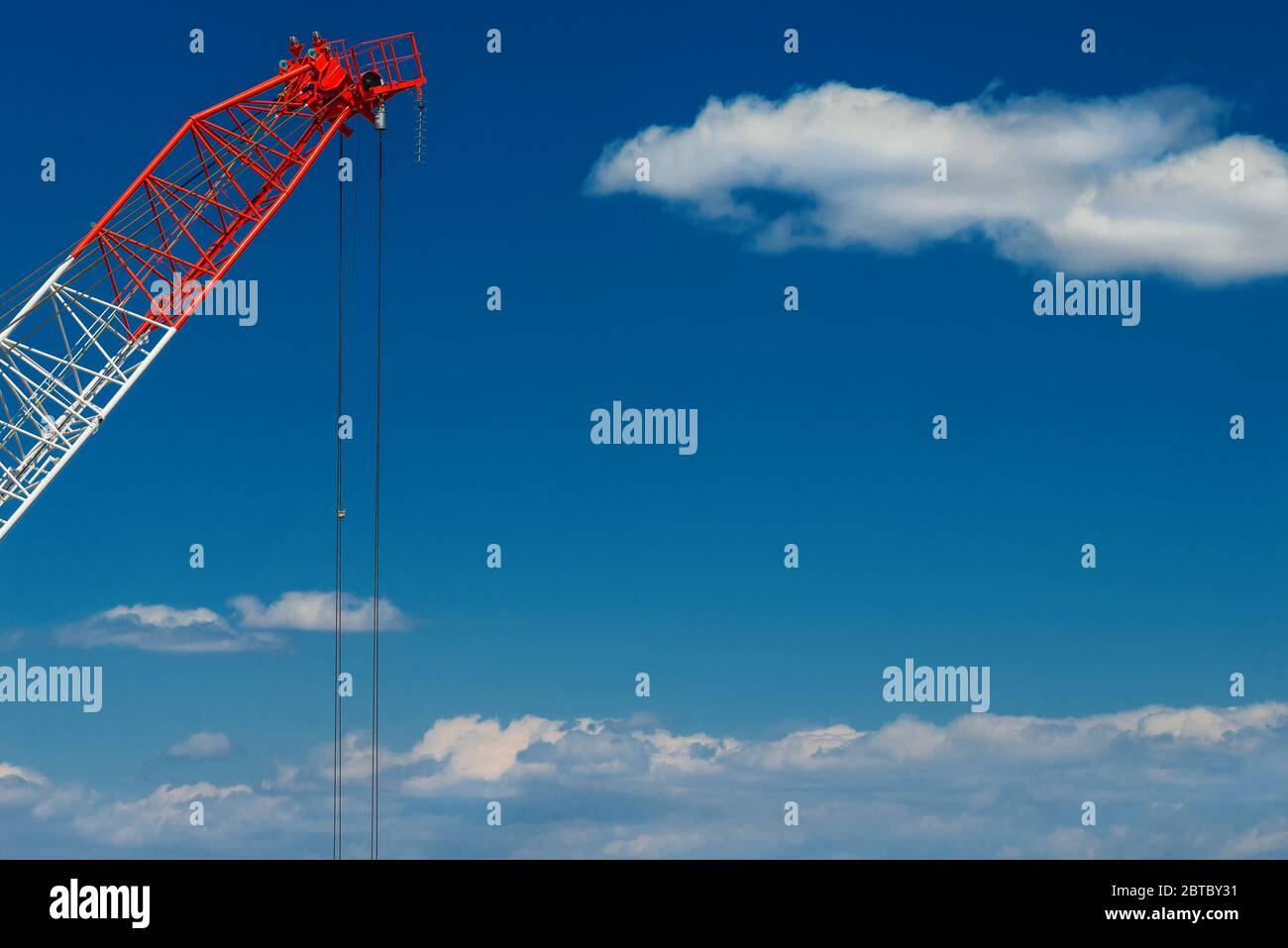 Industrie et développement de la construction. Grue au travail entre les nuages (avec espace de copie) Banque D'Images