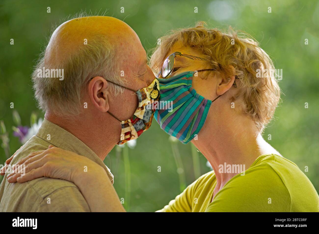 Embrasser à l'époque de Corona, en Allemagne Banque D'Images