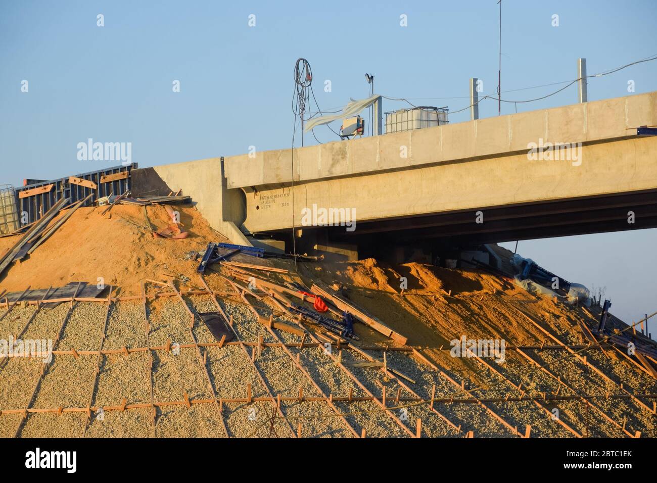 Jonction de route en béton armé. Construction de routes et ponts. Banque D'Images