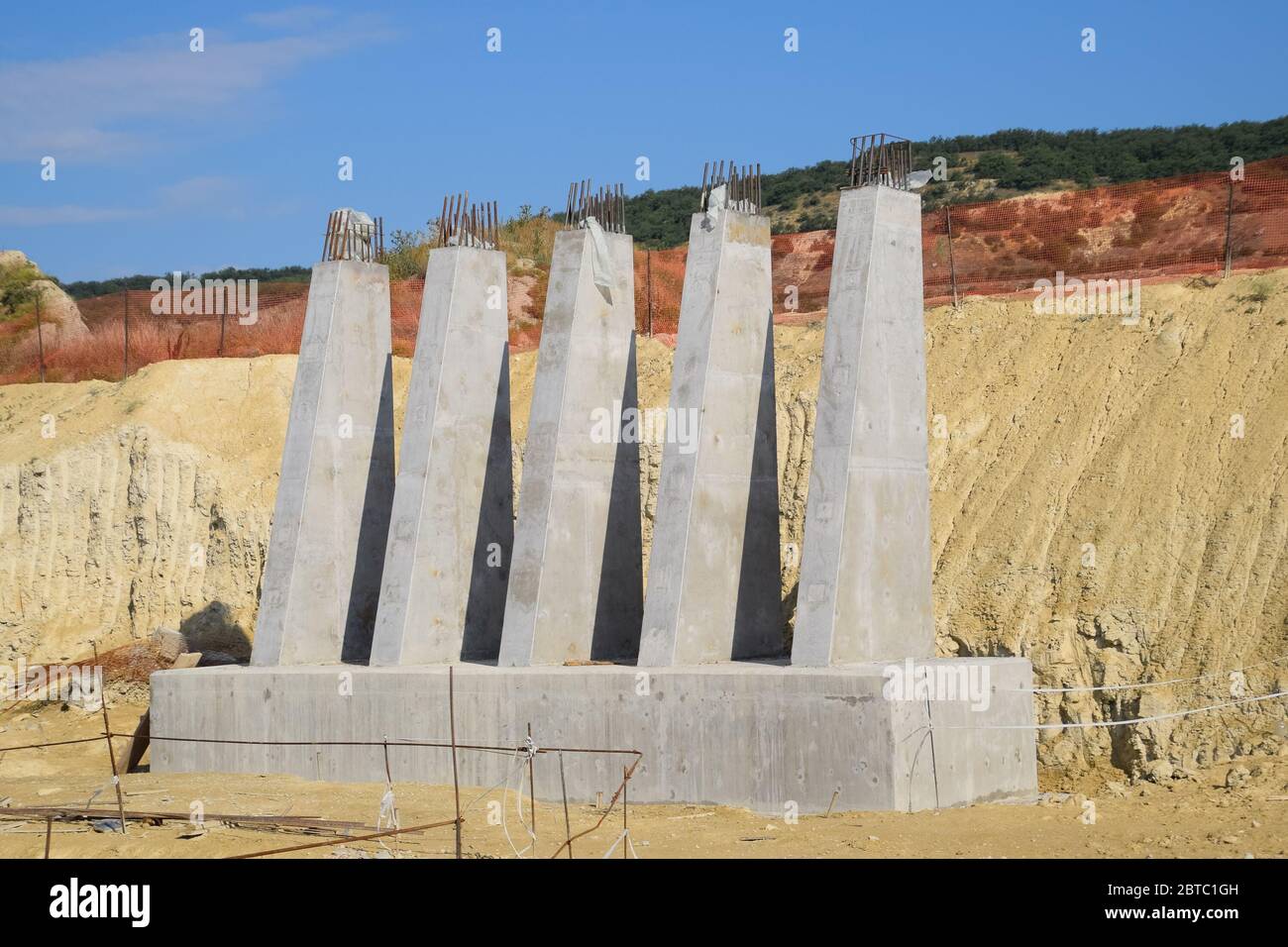 Jonction de route en béton armé. Construction de routes et ponts. Banque D'Images