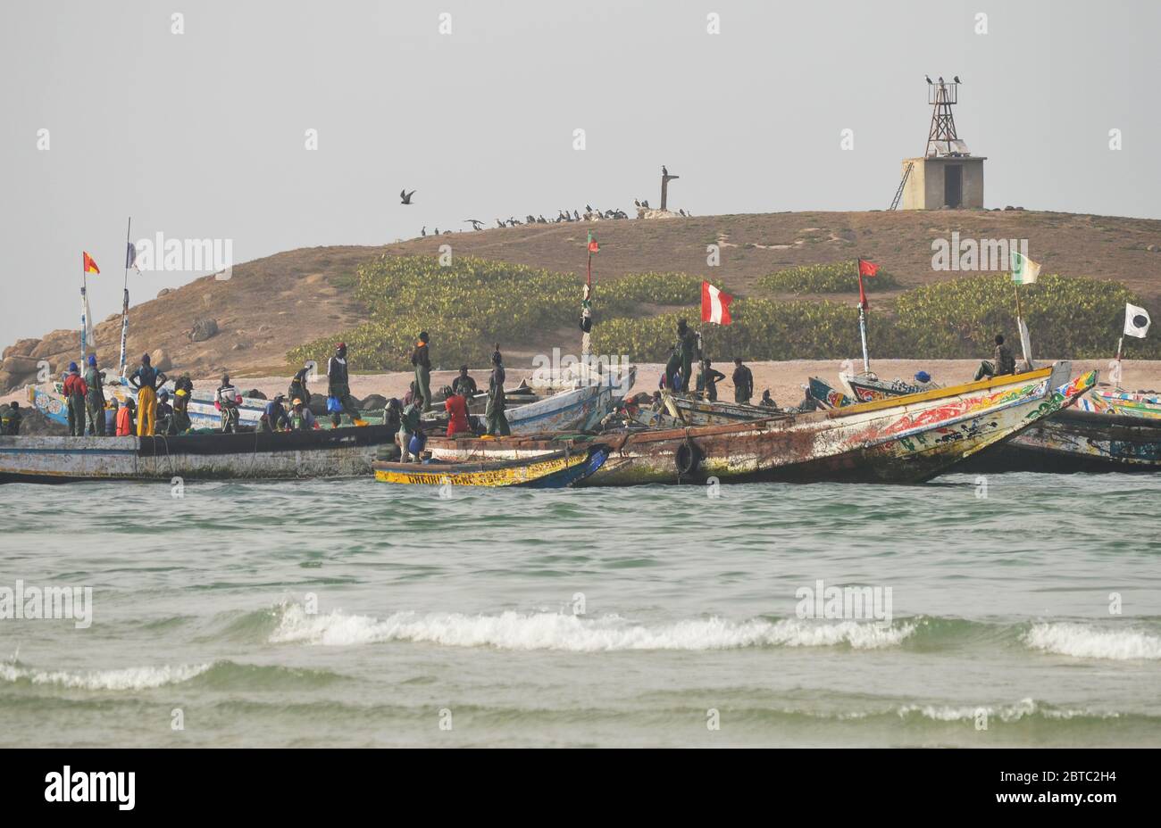 Pirogues (bateaux de pêche artisanaux) près de l'île de Yoff, Dakar, Sénégal Banque D'Images