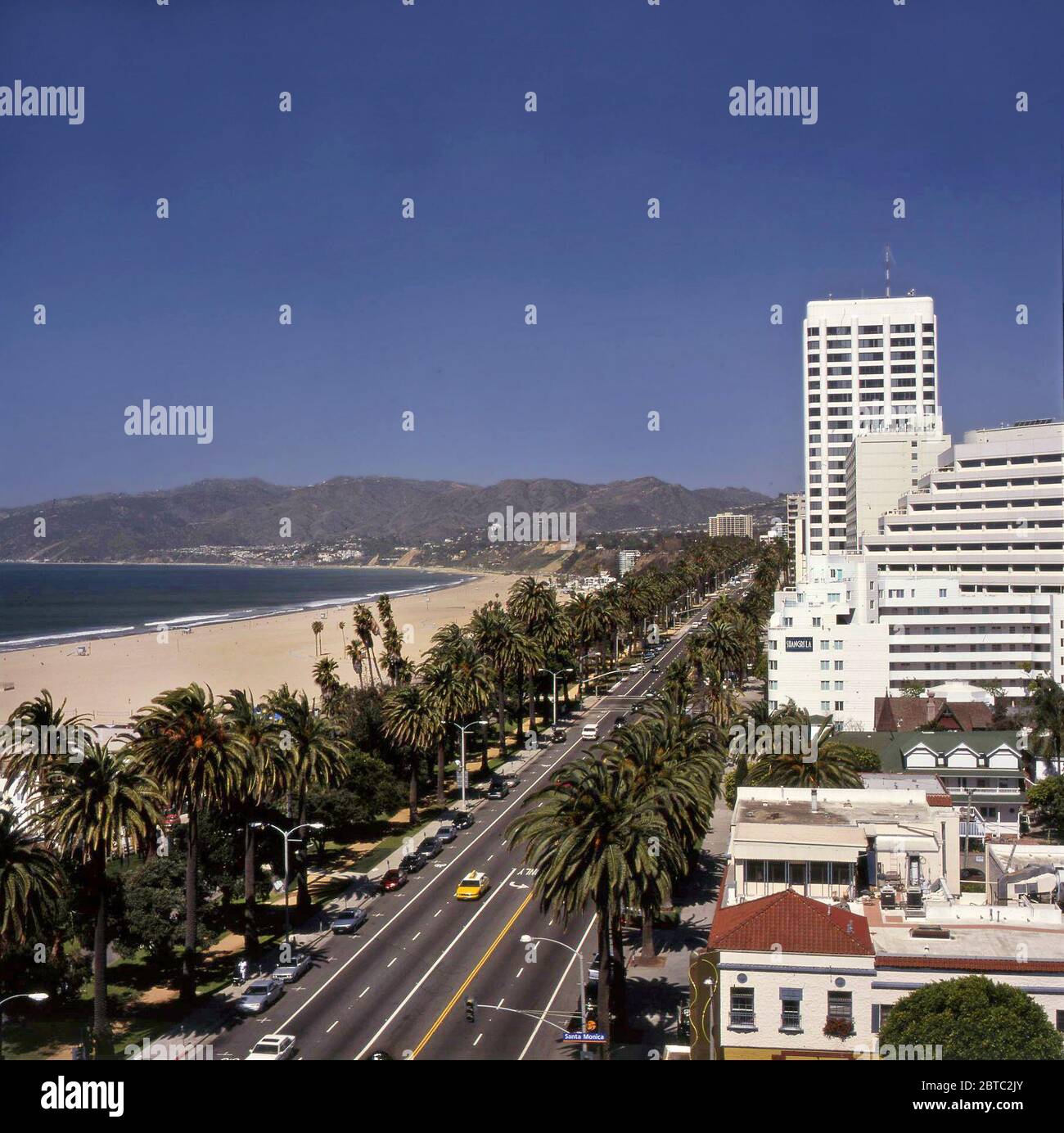 Vue aérienne de Santa Monica avec vue sur l'horizon du quartier des affaires, du parc Palisades, de l'avenue Ocean et de longues plages de sable et des montagnes côtières vers le nord. Banque D'Images