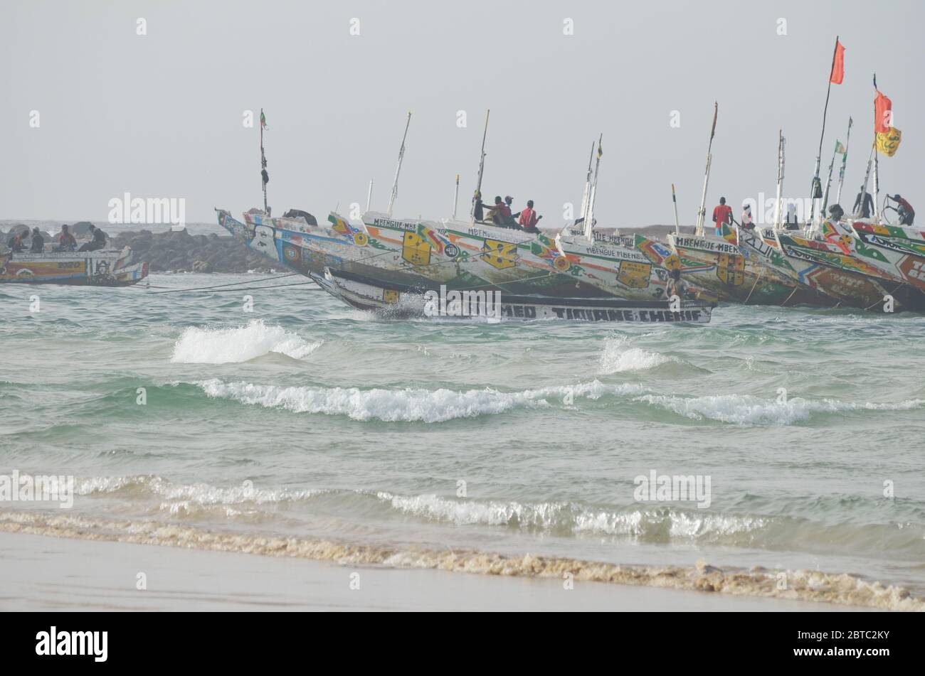 Pirogues (bateaux de pêche artisanaux) près de l'île de Yoff, Dakar, Sénégal Banque D'Images