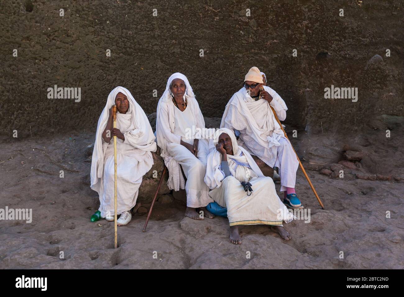 Piligrims près de l'église lalibela mur en pierre Banque D'Images