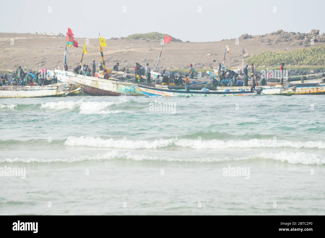 Pirogues (bateaux de pêche artisanaux) près de l'île de Yoff, Dakar, Sénégal Banque D'Images