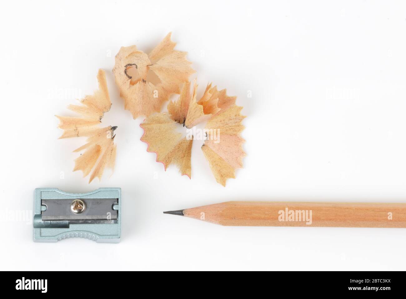 Crayon et taille-crayon avec copeaux sur blanc Banque D'Images
