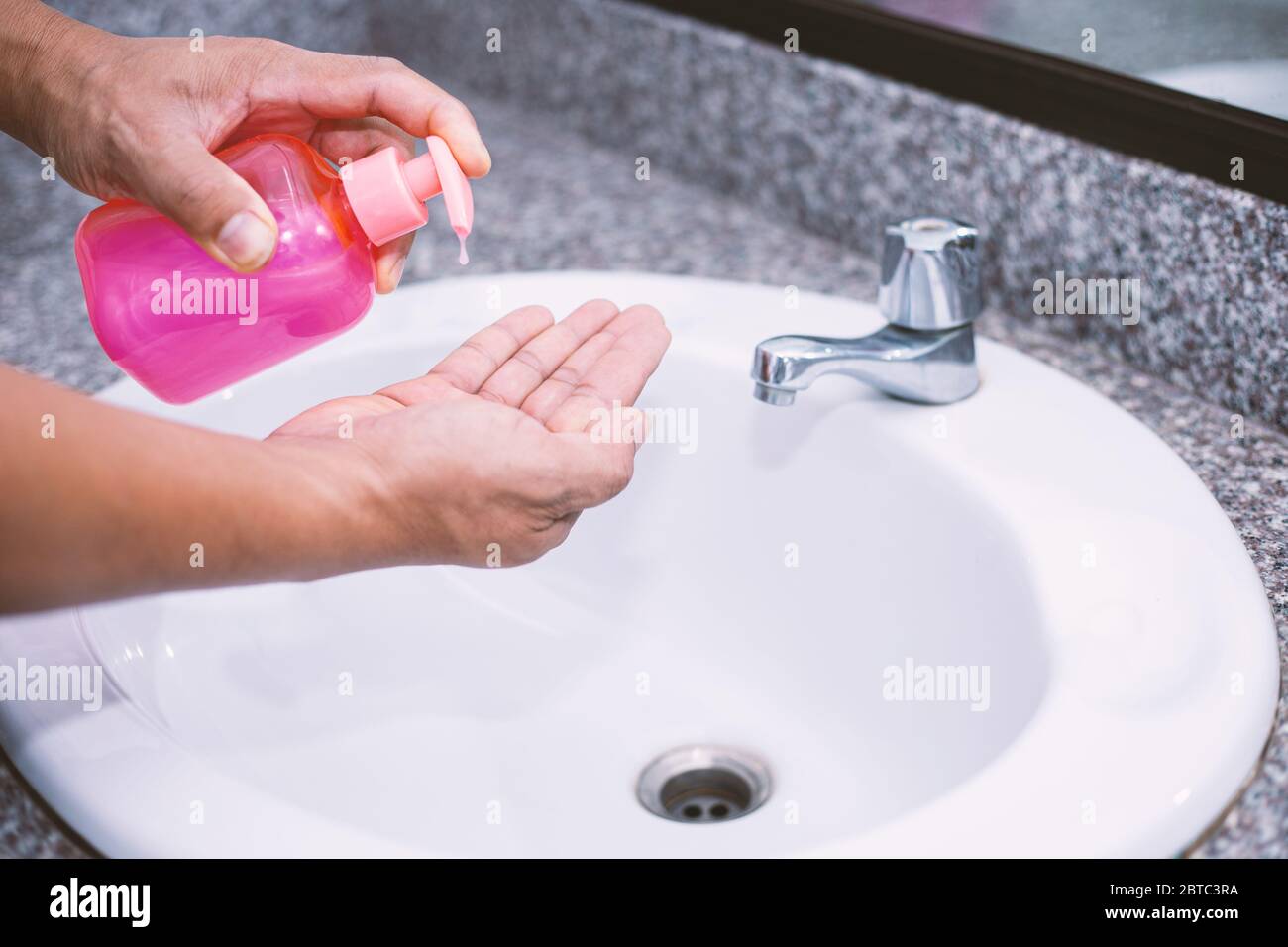 La main d'un homme est de se laver et de se laver les mains Banque D'Images