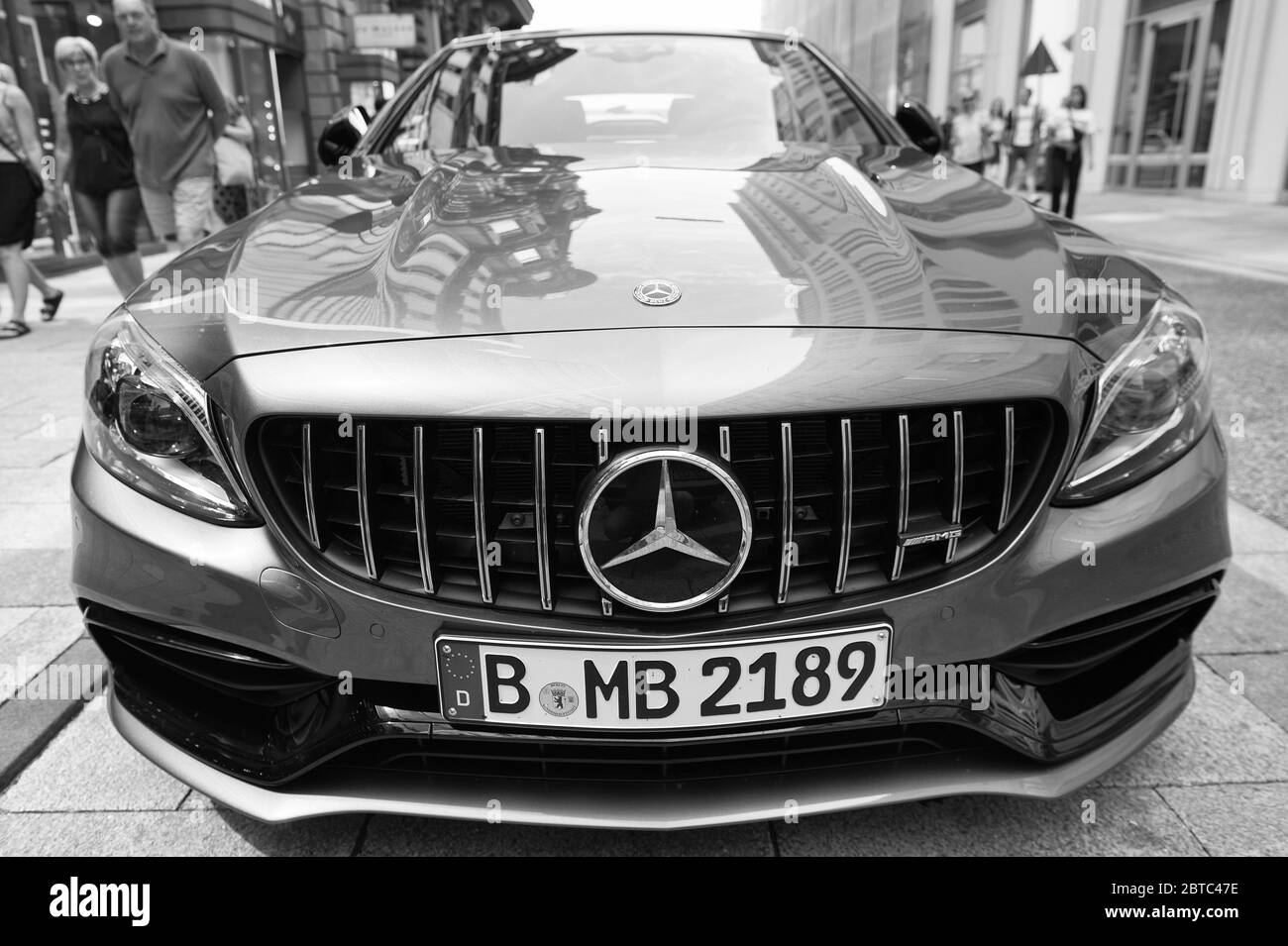 Hambourg, Allemagne-27 juillet 2019: Supercar Mercedes Benz AMG c63 v6 biurbo couleur noire garée dans la rue à Hambourg, Allemagne . Lamborghini est célèbre voiture de marque automobile chère Banque D'Images