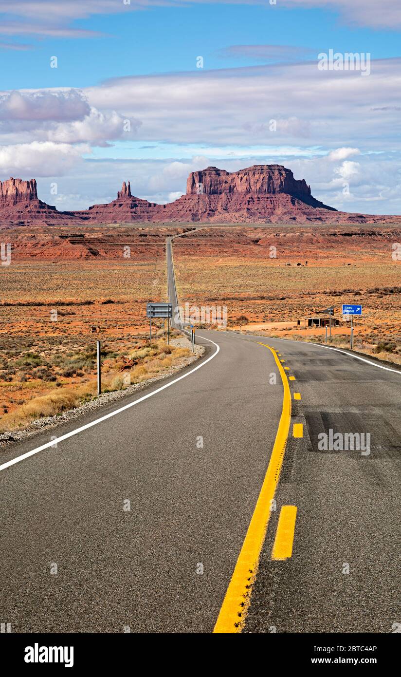 AZ00367-00...ARIZONA - US Highway 163 au nord de Monument Valley. Banque D'Images