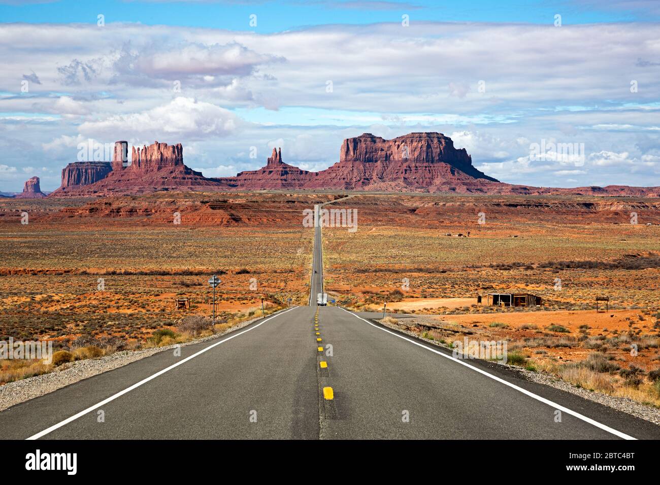 AZ00369-00...ARIZONA - US Highway 163 au nord de Monument Valley. Banque D'Images