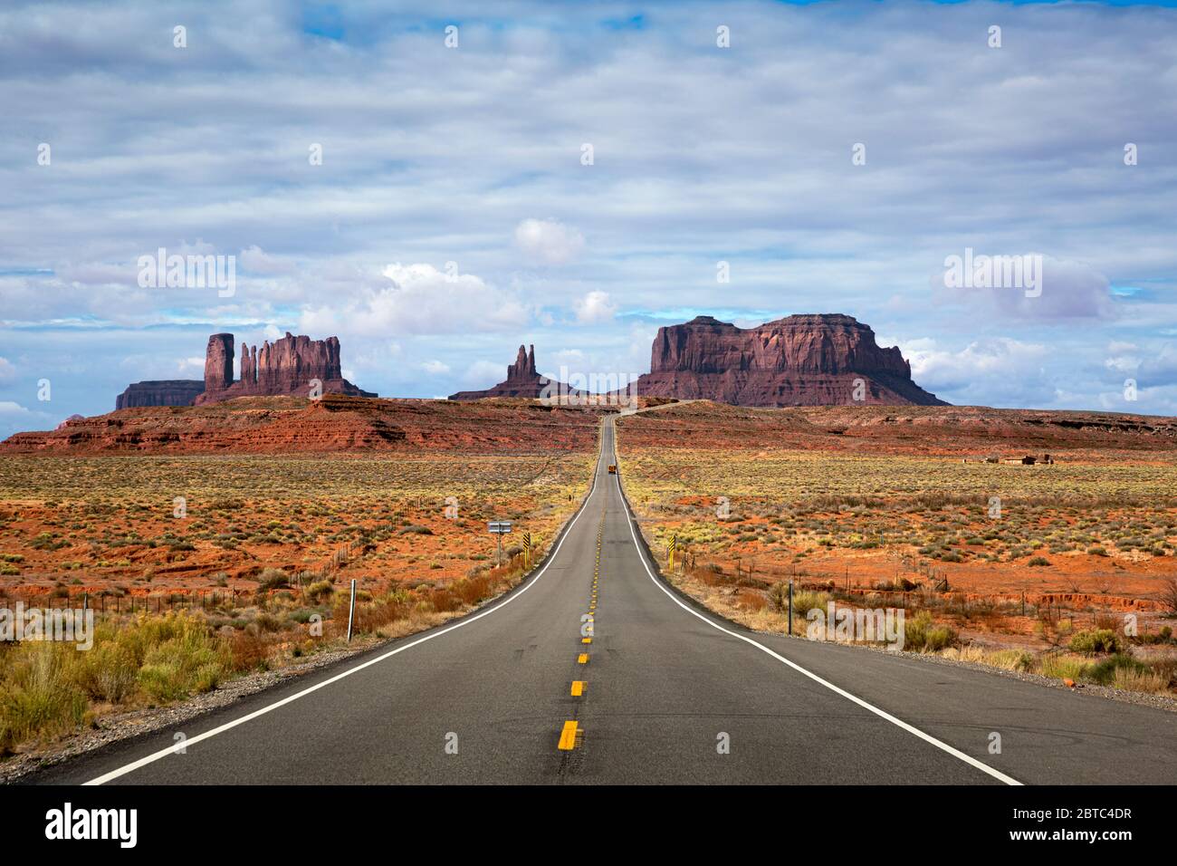 AZ00372-00...ARIZONA - US Highway 163 au nord de Monument Valley. Banque D'Images