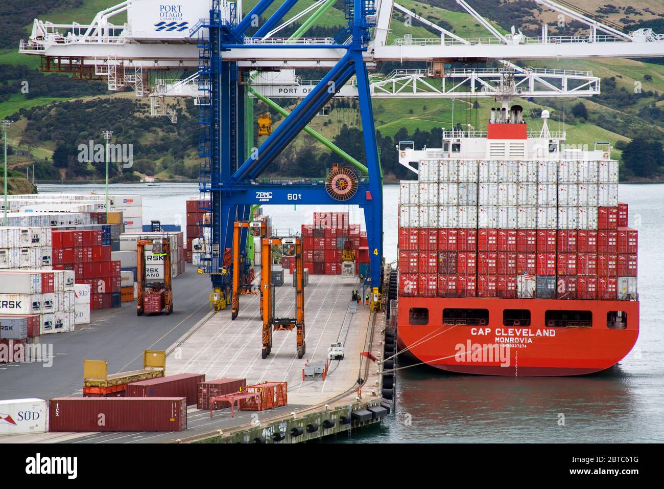Navire à conteneurs à Port Chalmers,Dunedin,Otago District,South Island,Nouvelle-Zélande Banque D'Images