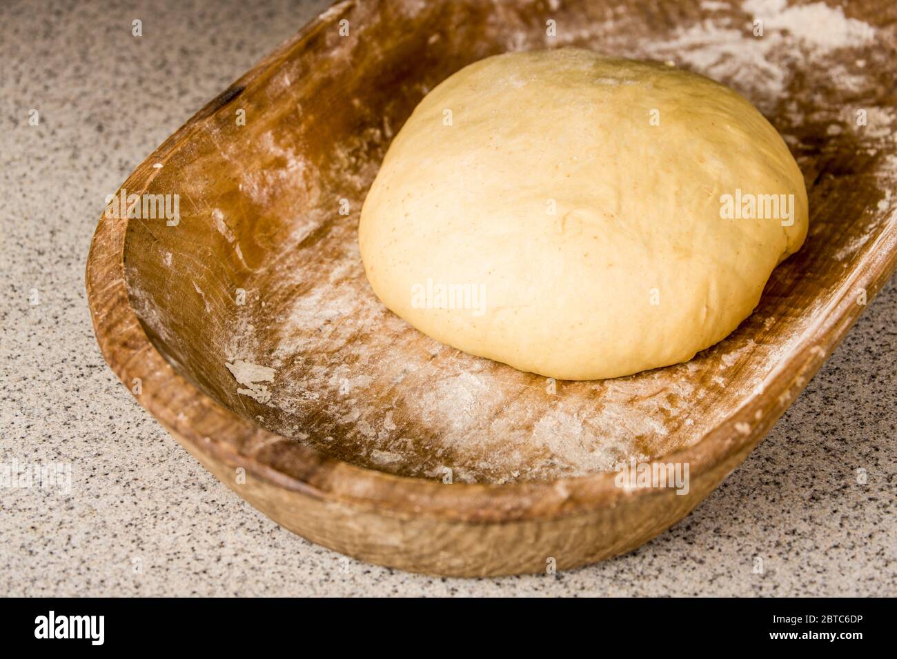 Boule de levain de pain de singe prêt pour faire des boules de. Ce moule à pain ou à pâte antique sculpté à la main contient le désordre de mélanger et de pétrir Banque D'Images