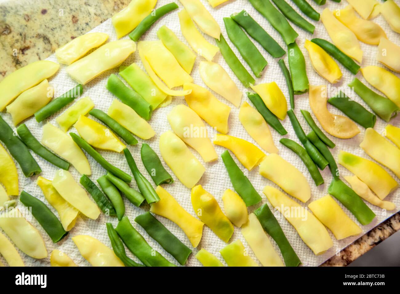 Une fois les grains blanchis, ils doivent être placés sur des essuie-tout ou un rack pour sécher avant d'être emballés dans des sacs scellés sous vide et placés dans le congélateur Banque D'Images