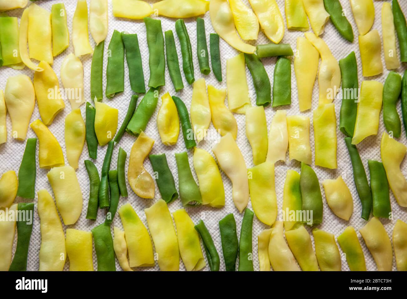 Une fois les grains blanchis, ils doivent être placés sur des essuie-tout ou un rack pour sécher avant d'être emballés dans des sacs scellés sous vide et placés dans le congélateur Banque D'Images