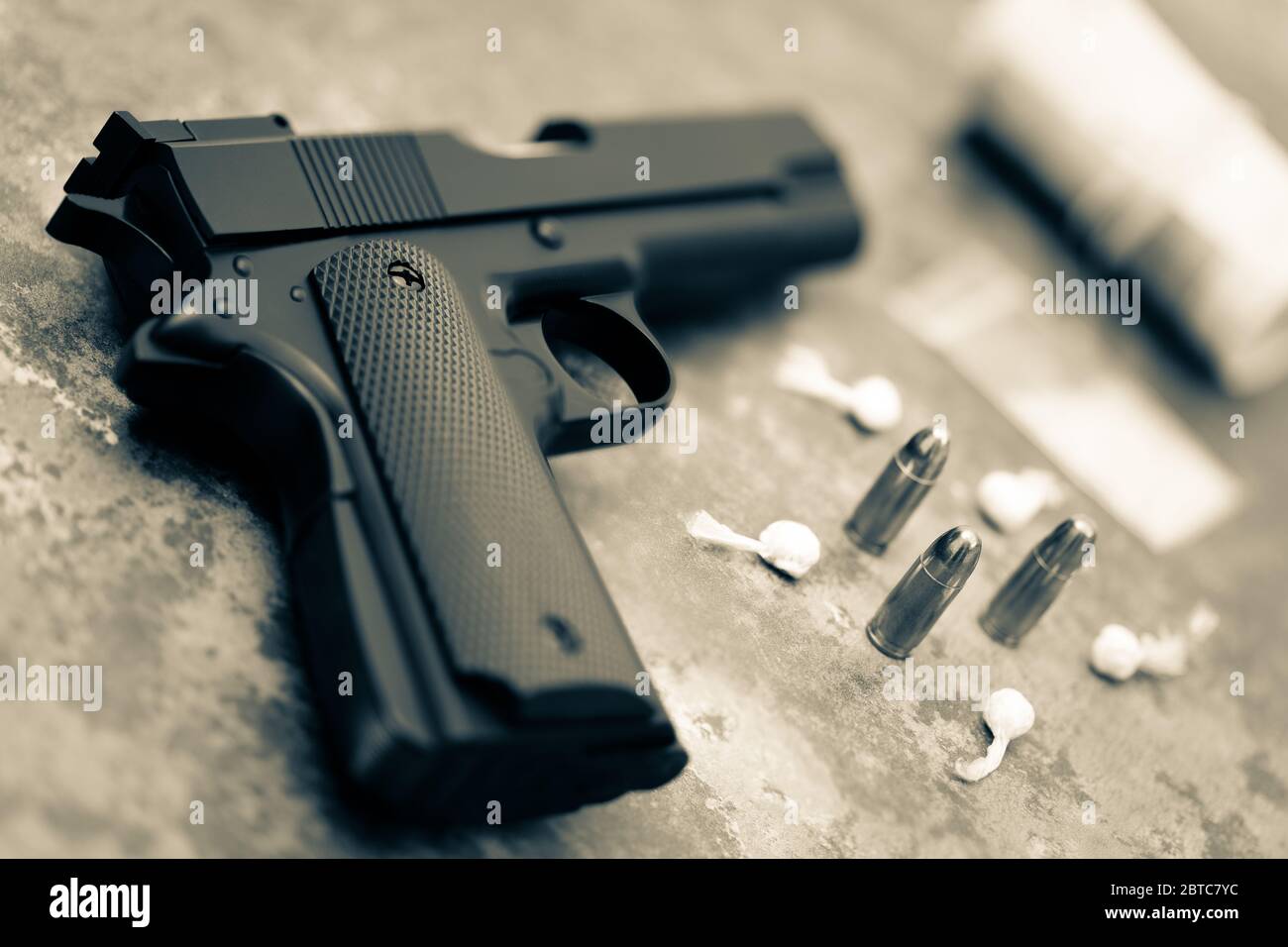 Drogues et criminalité. Une arme à feu, des balles, un rouleau d'argent et des emballages d'héroïne et de cocaïne Banque D'Images