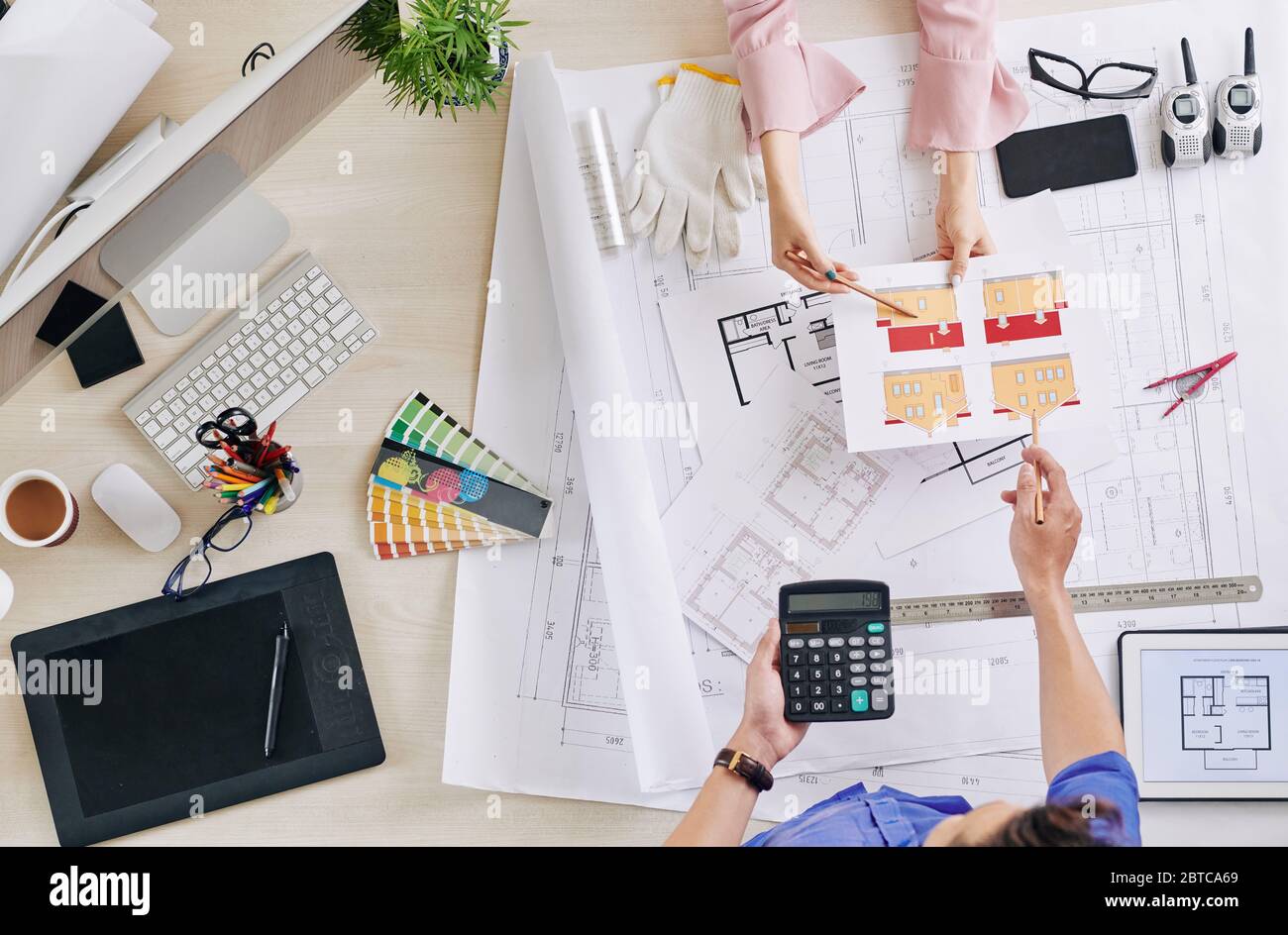 Architecte et entrepreneur effectuant des calculs pour décider quel type de travaux de finition extérieure est moins cher Banque D'Images