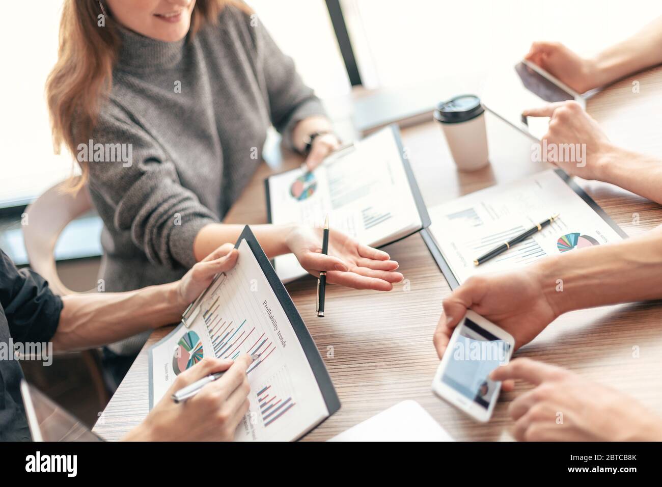 l'employé utilise son smartphone pour vérifier les données financières. Banque D'Images