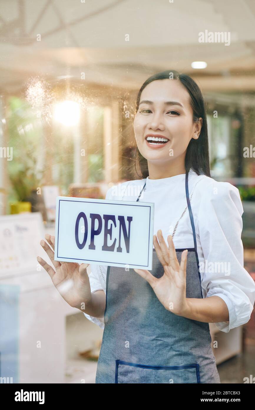 Bonne bonne bonne bonne serveuse vietnamienne ouvrant le café le matin Banque D'Images