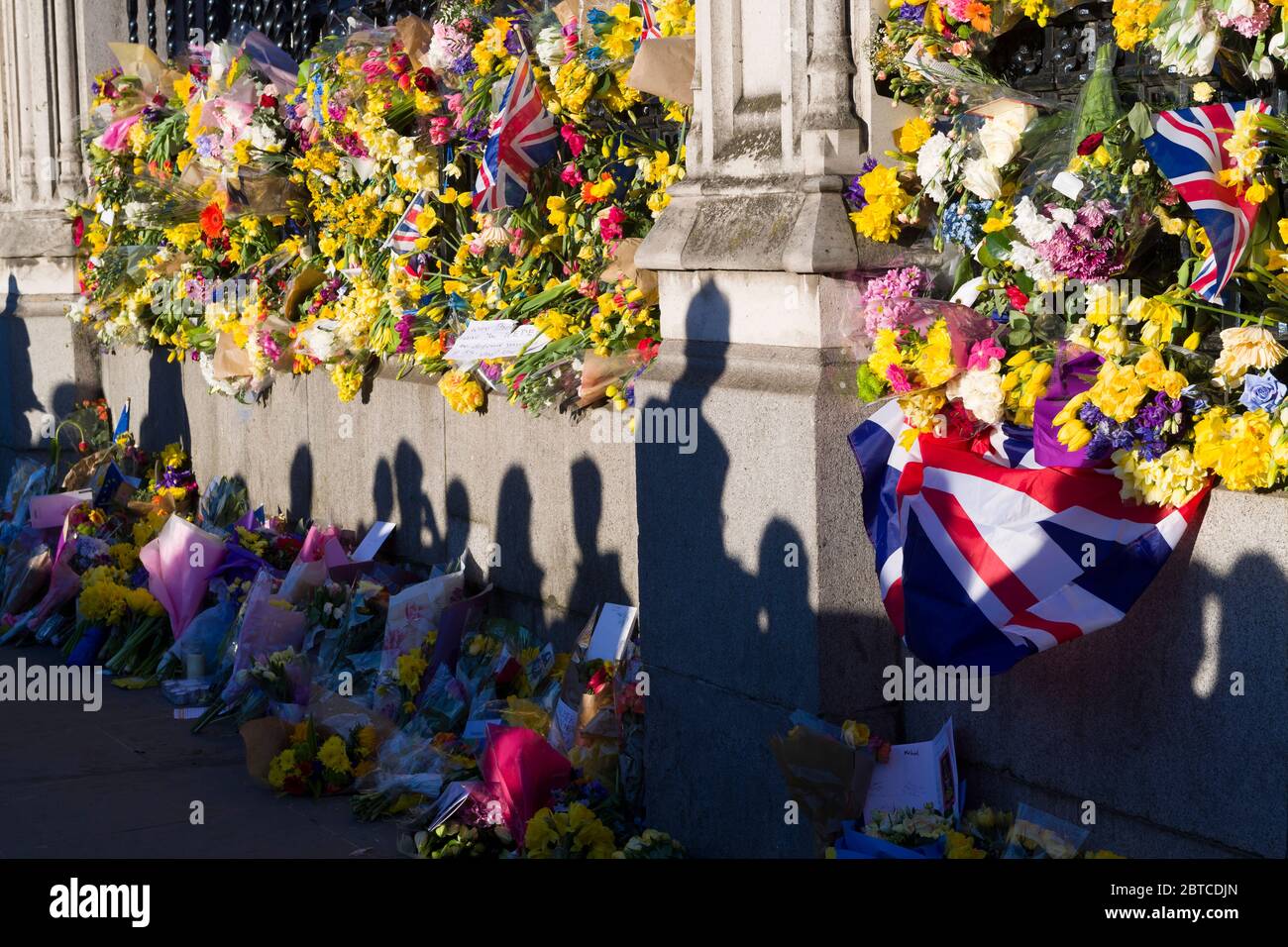 Hommages floraux, sur les rails des chambres du Parlement pour les victimes des mercredis derniers (22/03/17), attentat terroriste perpétré par Khalid Masood, 52, ont Banque D'Images