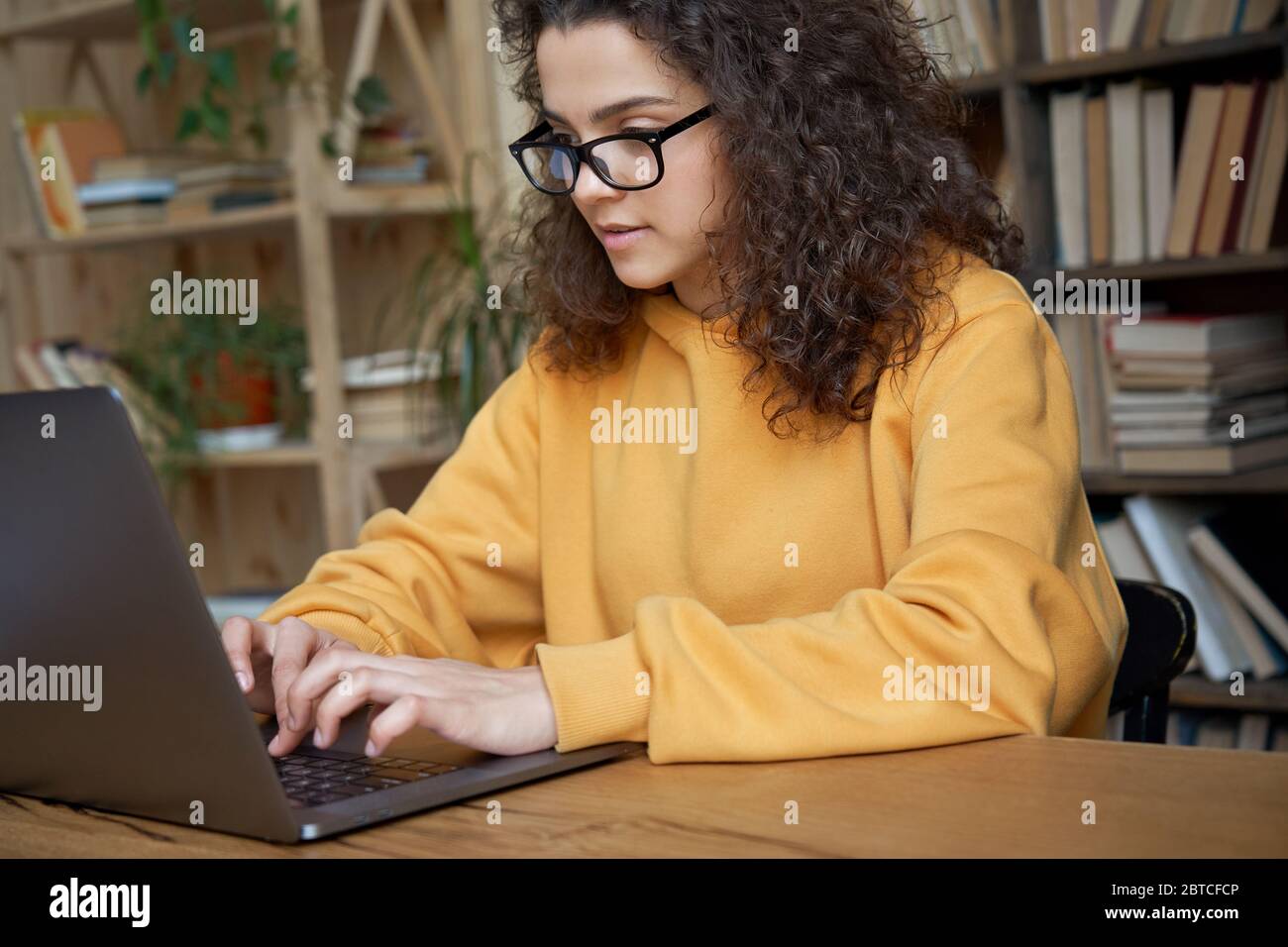 Hispanique adolescente école scolaire de fille en utilisant l'apprentissage en ligne d'ordinateur portable. Banque D'Images