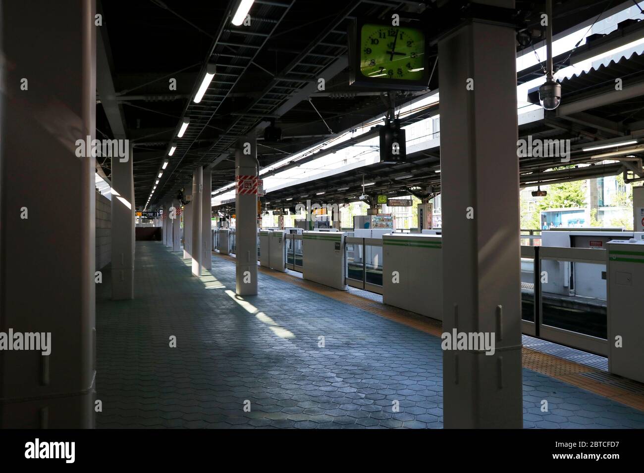 La gare de Harajuku a été calme le 26 avril 2020. Le gouverneur de Tokyo a demandé à rester chez lui pendant les vacances de la semaine d'or. Banque D'Images