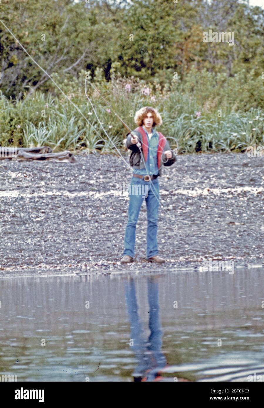 Août 1973 - la pêche à la mouche au visiteur Katmai lac Naknek, Brooks Camp, Katmai National Monument, Alaska Banque D'Images